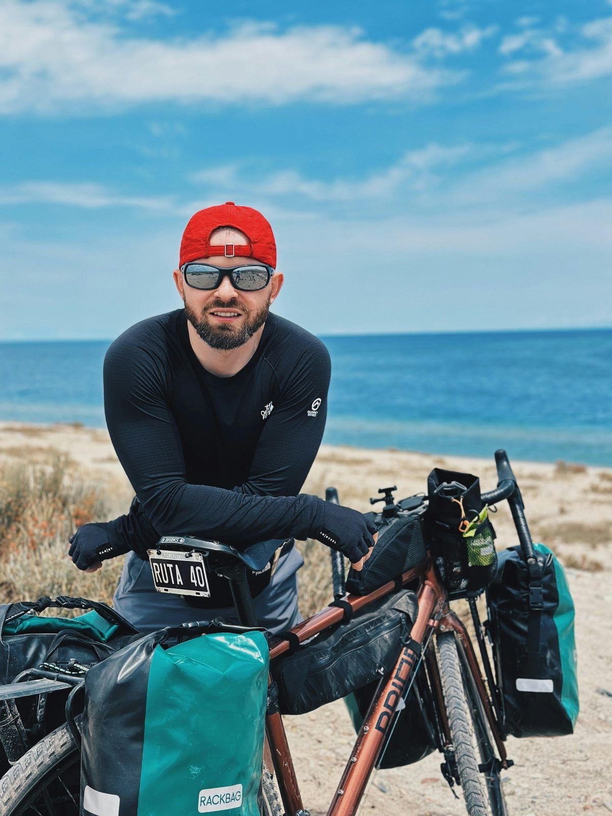 Cyclist by the sea, representing an active life free of recurring kidney stones